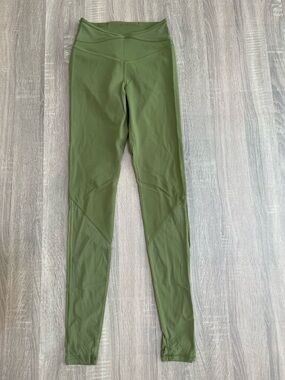 LULULEMON Green Nulu Crisscross Mesh Stirup Tight Leggings. Size 4